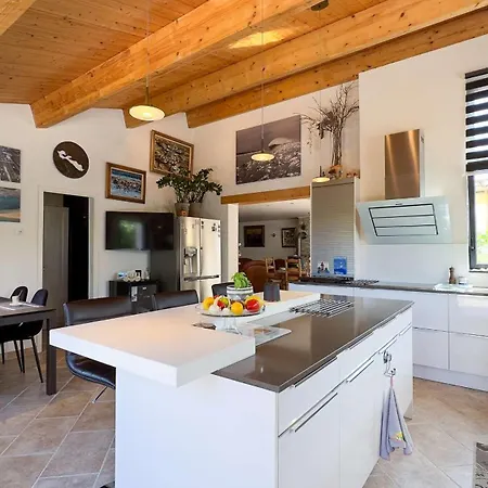 Charmante Location En 2 Parties Dans Le Village De Loix